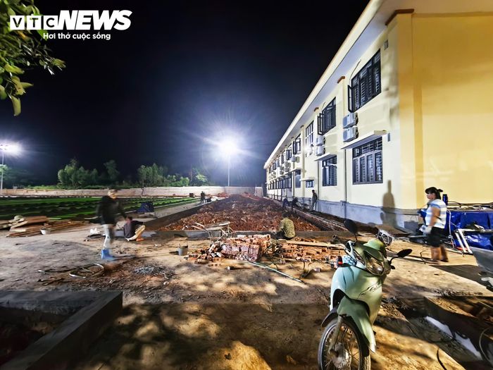 Áp lực tiến độ khiến những người thợ có những ngày làm việc xuyên ngày đêm để đưa công trình về đích. (Ảnh: Phạm Phước)