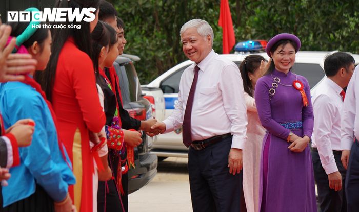 Ngày 5/9, Ủy viên Bộ Chính trị, Phó Chủ tịch Thường trực Quốc hội Đỗ Văn Chiến cùng các đại biểu dự lễ khai giảng và khánh thành trường. (Ảnh: Tiến Thắng)