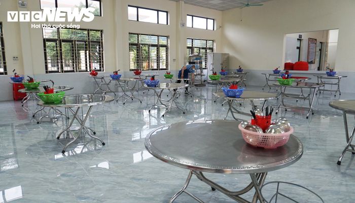 Khu vực nhà ăn tập thể của trường được bố trí đảm bảo sạch sẽ, thoáng mát. (Ảnh: Tiến Thắng)