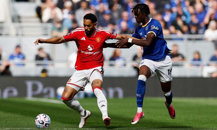 Man Utd đánh rơi chiến thắng trước Everton. (Ảnh: Reuters)