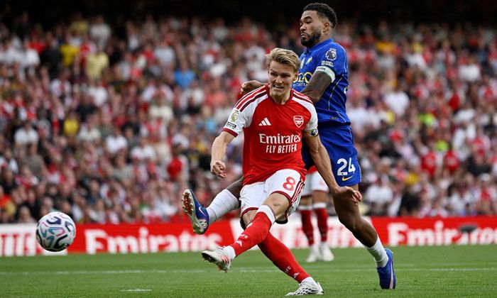 Odegaard ghi bàn quyết định giúp Arsenal thắng 2-1. (Ảnh: Reuters)