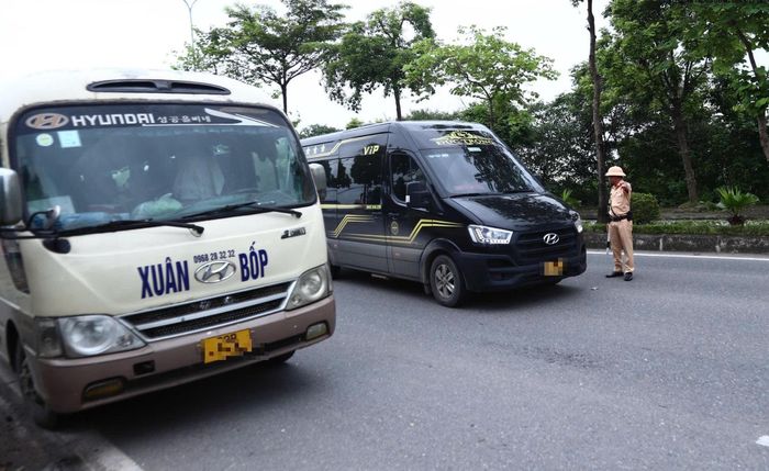 Lực lượng Cảnh sát giao thông (Công an thành phố Hà Nội) kiểm soát xe kinh doanh vận tải trên quốc lộ 32. Ảnh Lê Khánh