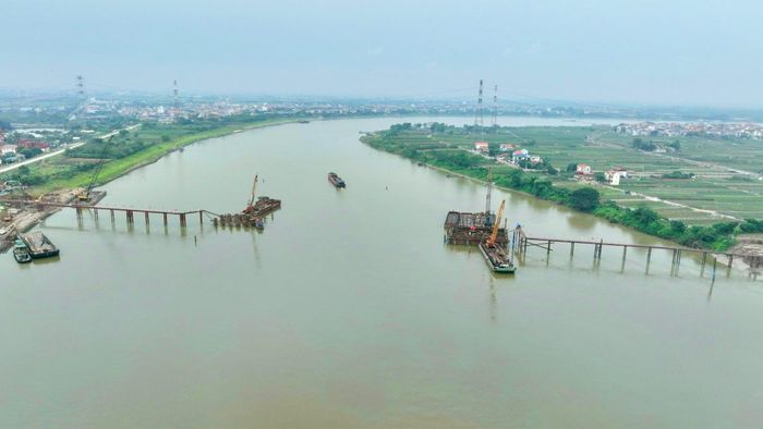 Cầu Mễ Sở bắc qua sông Hồng đang được xây dựng. Ảnh Quang Thái