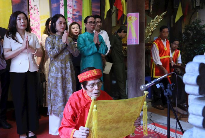 Lễ dâng hương kỷ niệm ngày hóa Hoàng Thái hậu Nguyên phi Ỷ Lan diễn ra tại đình Yên Thái. Ảnh: PV