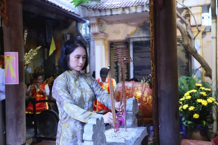Phó Chủ tịch Thường trực UBND phường Hoàn Kiếm Nguyễn Hồng Trang dâng hương kỷ niệm 909 năm ngày hóa Hoàng Thái hậu Nguyên phi Ỷ Lan. Ảnh: PV