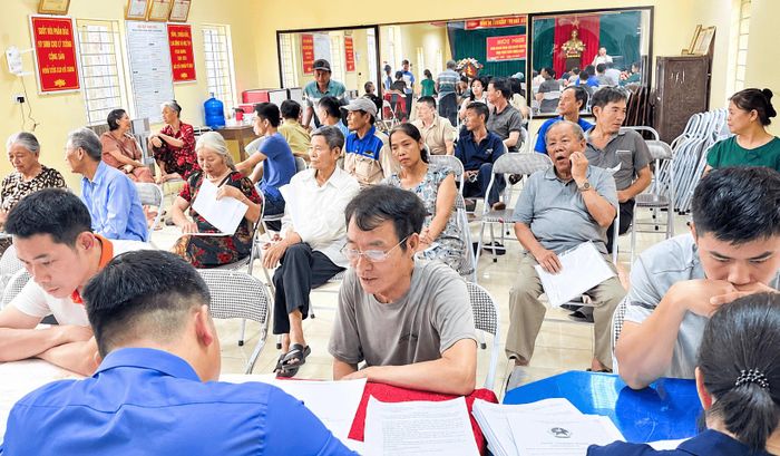 Lấy ý kiến người dân trong khu vực ảnh hưởng của dự án mở rộng Quốc lộ 1A. Ảnh: Diệu Hương.