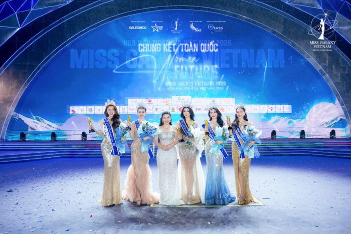 Thạc sĩ Đàm Hương Thủy, Trưởng ban Tổ chức Miss Galaxy Vietnam 2026 chụp ảnh cùng Top 5. Ảnh: BTC