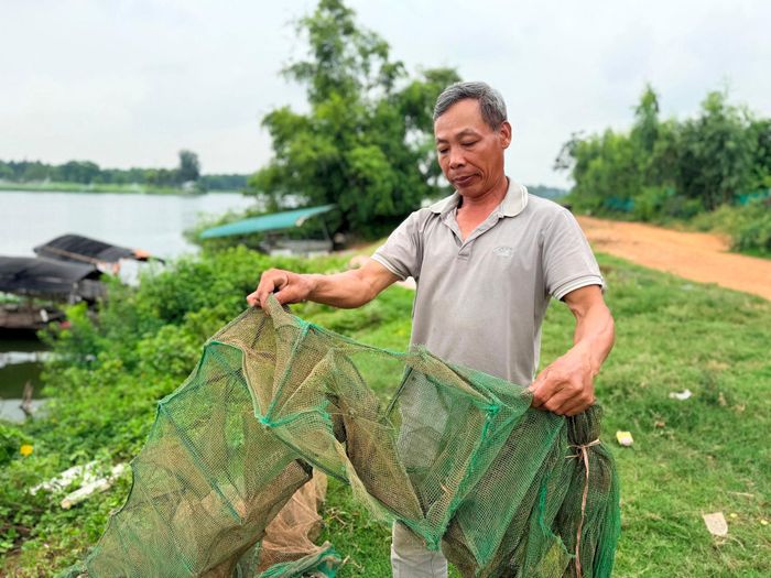 Người dân phản ánh ngư cụ bị phá hỏng khi đánh bắt thủy sản tại sông Thiếp. Ảnh: Thanh Hà