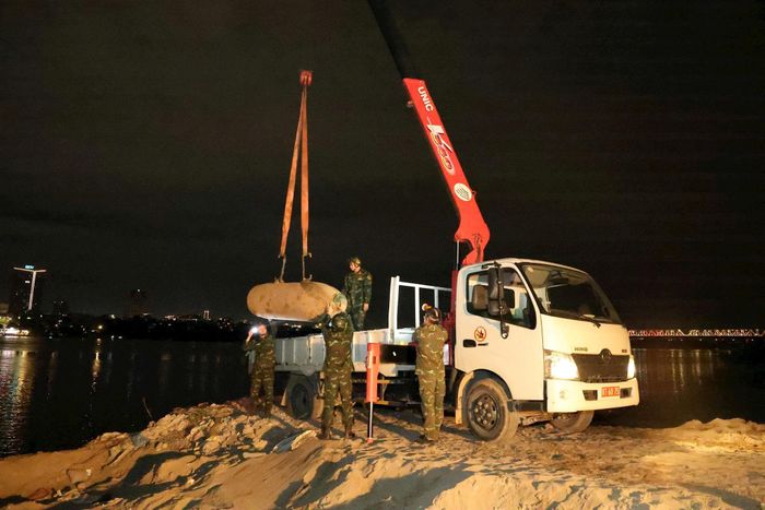 Các bước di dời 2 quả bom được tiến hành cẩn thận, đề cao đảm bảo an toàn lên hàng đầu. Ảnh: PV