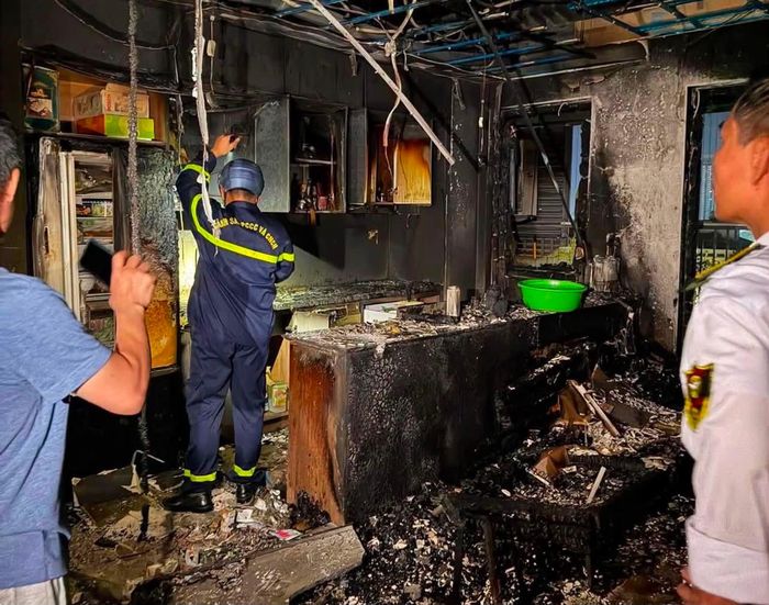 Đám cháy thiêu rụi các vật dụng trong căn phòng. Ảnh: Đức Tuấn