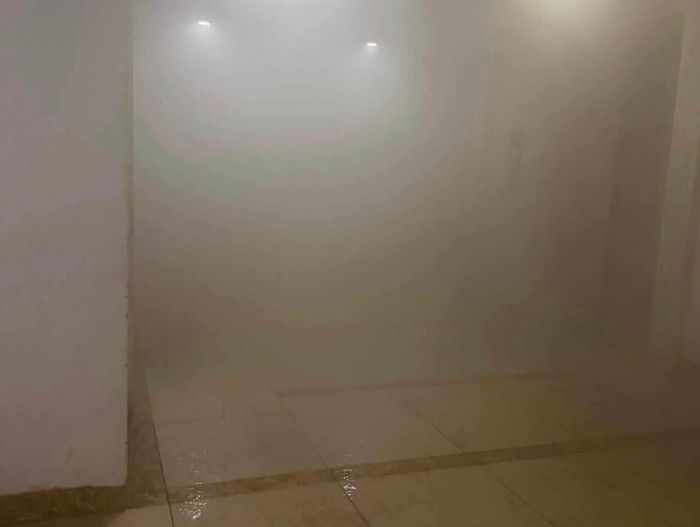 Hiện trường gây khói tại khu vực tầng 9 chung cư HH1 rạng sáng nay. Ảnh: Đức Tuấn