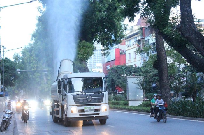 Vào những ngày không khí bị ô nhiễm, các đơn vị môi trường tăng cường phun sương trên các tuyến phố để khuếch tán bụi mịn. Ảnh ST
