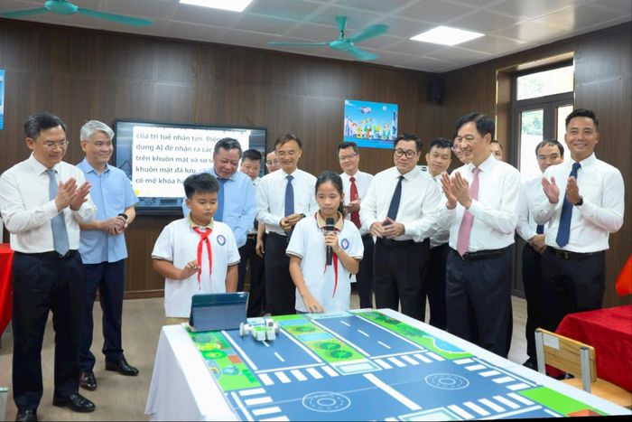 Ủy viên Bộ Chính trị, Bí thư Trung ương Đảng, Trưởng ban Tổ chức Trung ương Nguyễn Duy Ngọc cùng các đồng chí lãnh đạo Trung ương và thành phố Hà Nội tham quan lớp học. Ảnh: Thanh Hải