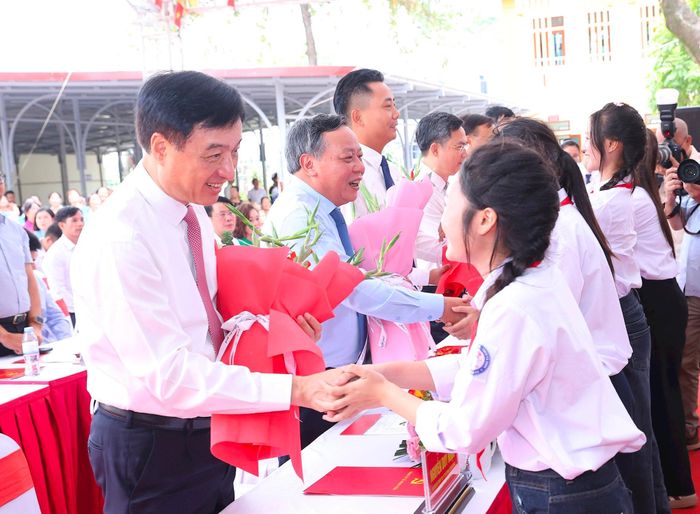 Học sinh Trường Tiểu học, THCS và THPT Minh Châu tặng hoa cảm ơn Ủy viên Bộ Chính trị, Bí thư Trung ương Đảng, Trưởng ban Tổ chức Trung ương Nguyễn Duy Ngọc cùng các đồng chí lãnh đạo Trung ương và thành phố Hà Nội đến tham dự Lễ khánh thành và khai giảng năm học 2026-2027 tại xã Minh Châu. Ảnh: Thanh Hải