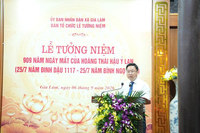 Phó Chủ tịch UBND xã Gia Lâm Nguyễn Ngọc Dũng đọc diễn văn tưởng niệm. Ảnh: H.A