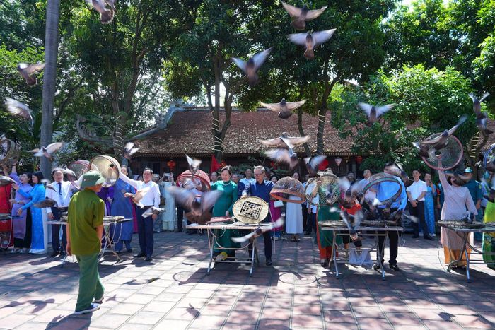 Các đại biểu thực hiện nghi thức thả chim phóng sinh. Ảnh: H.A