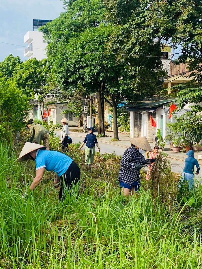 Phong trào “Nhà sạch – ngõ đẹp – phố nở hoa” được lan toả rộng rãi trên địa bàn phường Lĩnh Nam. Ảnh: LN