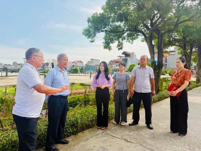 Đoàn lãnh đạo phường Lĩnh Nam thường xuyên bố trí thời gian đi xuống địa bàn để kiểm tra, chỉ đạo và động viên cán bộ cơ sở và nhân dân. Ảnh: PV