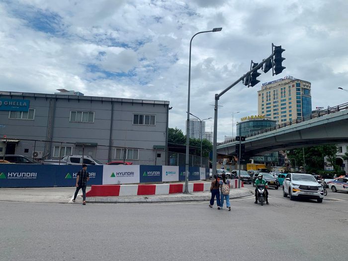 Việc thi công ga ngầm S9 tuyến đường sắt đô thị Nhổn - ga Hà Nội cũng khiến trục Đào Tấn - Kim Mã - Núi Trúc ùn tắc. Ảnh: Tuấn Lương