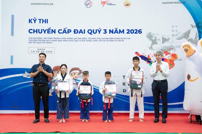 Tuyên dương các vận động viên đạt thành tích cao tại Giải Taekwondo Trẻ vô địch quốc gia 2026. Ảnh: Hưng Sơn
