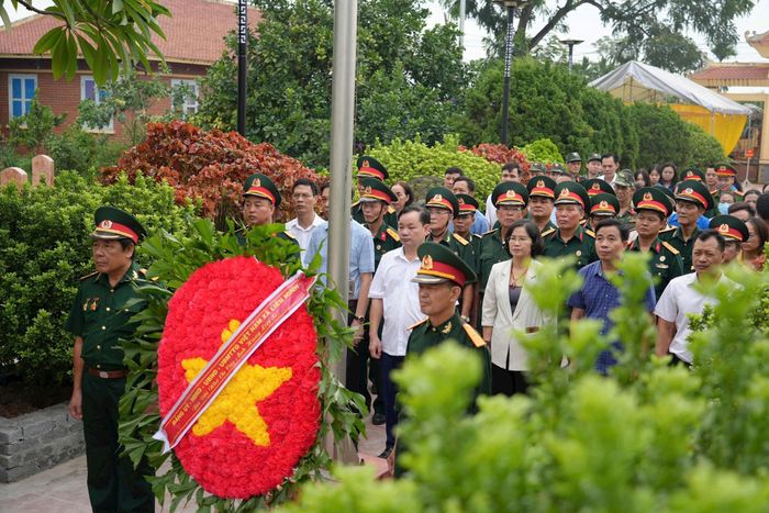 Các đại biểu dự lễ dâng hương sáng 6-9. Ảnh: Đào Thắm