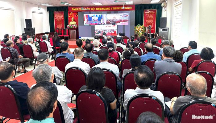 Phường Hồng Hà lấy ý kiến nhân dân về Điều chỉnh tổng thể Quy hoạch phân khu đô thị sông Hồng, tỷ lệ 1/5.000 (đoạn từ cầu Hồng Hà đến cầu Mễ Sở). Ảnh: Hải Lý