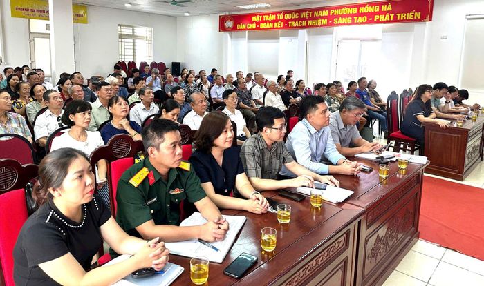 Phường Hồng Hà lấy ý kiến nhân dân về Điều chỉnh tổng thể Quy hoạch phân khu đô thị sông Hồng, tỷ lệ 1/5.000 (đoạn từ cầu Hồng Hà đến cầu Mễ Sở). Ảnh: Hải Lý