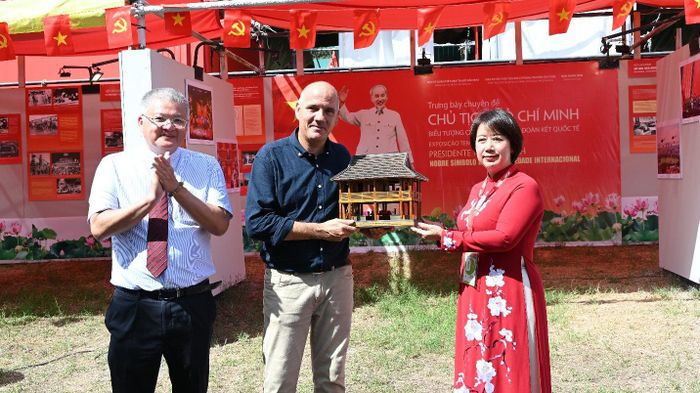 Bà Cù Thị Minh, Phó Giám đốc Khu Di tích Chủ tịch Hồ Chí Minh tại Phủ Chủ tịch trao tặng mô hình nhà sàn cho đồng chí Paulo Raimundo, Tổng Bí thư Ban Chấp hành Đảng Cộng sản Bồ Đào Nha. Ảnh: BTC
