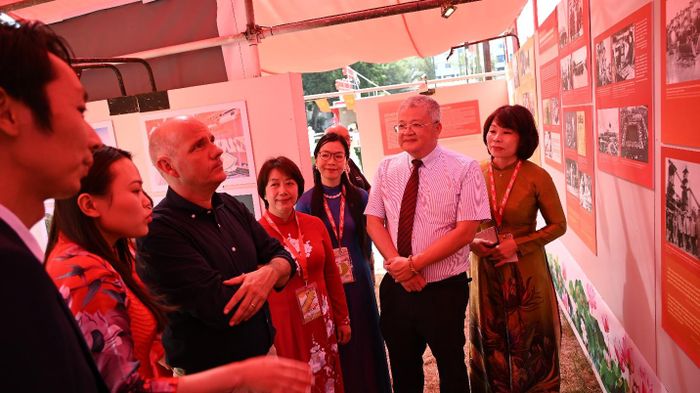 Tổng Bí thư Ban Chấp hành Đảng Cộng sản Bồ Đào Nha, Paulo Raimundo tham quan trưng bày chuyên đề “Chủ tịch Hồ Chí Minh - Biểu tượng cao đẹp của tình đoàn kết quốc tế” tại Hội báo Avante, Bồ Đào Nha, ngày 5-9-2026. Ảnh: BTC