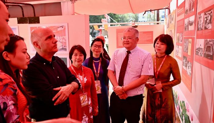 Tổng bí thư Ban Chấp hành Đảng Cộng sản Bồ Đào Nha Paulo Raimundo và các đại biểu tham quan trưng bày chuyên đề “Chủ tịch Hồ Chí Minh - Biểu tượng cao đẹp của tình đoàn kết quốc tế” tại Hội báo Avante. Ảnh: BTC