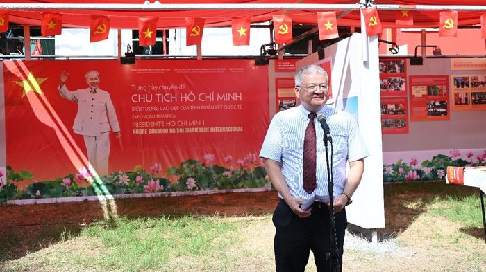Đại sứ Việt Nam tại Bồ Đào Nha Nguyễn Mạnh Thắng phát biểu khai mạc trưng bày chuyên đề “Chủ tịch Hồ Chí Minh - Biểu tượng cao đẹp của tình đoàn kết quốc tế” tại Hội báo Avante. Ảnh: BTC