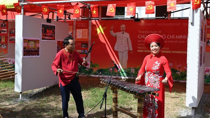 Các nghệ sĩ Trung tâm Văn hóa Việt Nam tại Pháp biểu diễn tiết mục nhạc cụ dân tộc tại Hội báo Avante. Ảnh: BTC