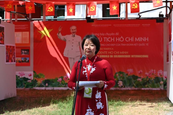 Phó Giám đốc Khu Di tích Chủ tịch Hồ Chí Minh tại Phủ Chủ tịch Cù Thị Minh giới thiệu về chuỗi hoạt động. Ảnh: BTC