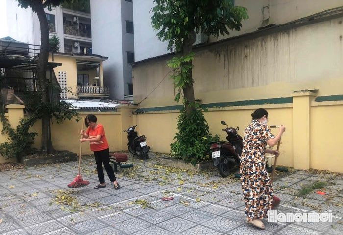 Người dân tổ dân phố Phú Gia 4 thường xuyên quét dọn, giữ gìn vệ sinh môi trường. Ảnh: Diên Vĩ