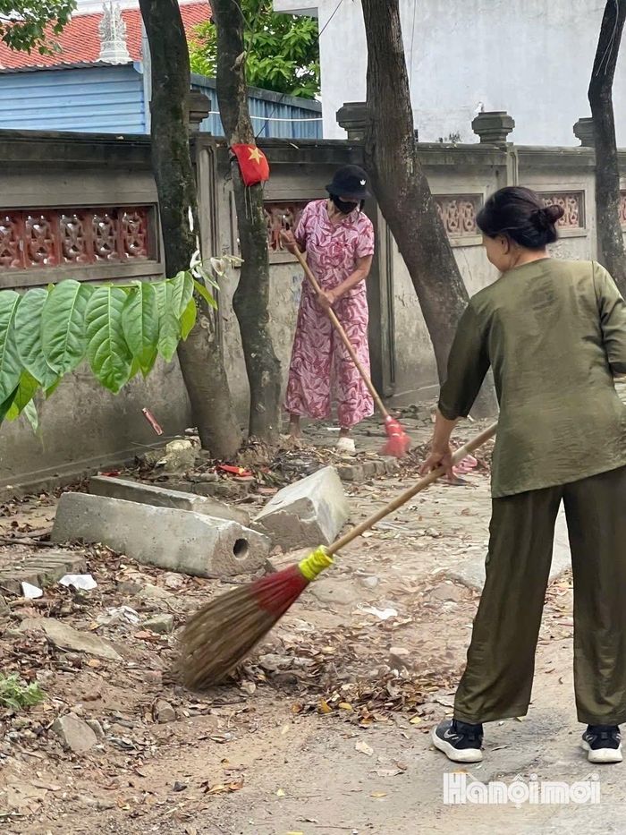 Bà Nguyễn Thị Phượng (áo hoa) cùng người dân tổ dân phố Phú Gia 2 quét dọn, giữ gìn vệ sinh ngõ phố. Ảnh: Diên Vĩ