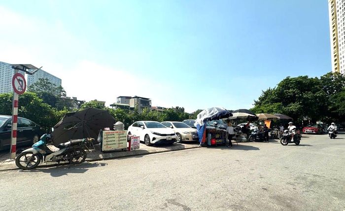 Hoạt động buôn bán tại khu vực phố Hạnh Hoa có thời điểm lấn vào không gian giao thông. Ảnh: VT