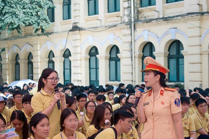 Trang bị những kiến thức cơ bản về an toàn giao thông. Ảnh: Bảo Hân