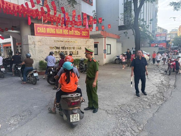 Duy trì cổng trường an toàn giao thông trên địa bàn phường Tây Hồ. Ảnh: Bảo Hân