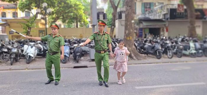 Cổng trường an toàn giao thông - nét đẹp văn minh đô thị hôm nay. Ảnh: Bảo Hân