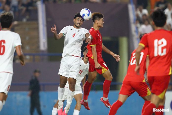 Đến phút thứ 90+3, U20 Iran tiếp tục được hưởng phạt đền sau khi Khả Đức phạm lỗi trong vòng cấm. Abolfazl Zadeh Attar thực hiện thành công ở phút 90+4, ấn định chiến thắng 3-1 cho đội khách. Kết quả này đồng nghĩa đội chủ nhà khép lại vòng loại U20 châu Á 2027 với 3 trận toàn thua. Ảnh: Ngọc Tú