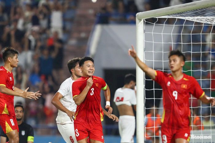 Nỗ lực của U20 Việt Nam được đền đáp ở phút 41. Từ pha tấn công bên cánh trái, Quốc Khánh đi bóng xâm nhập vòng cấm rồi tung cú dứt điểm chéo góc, đánh bại thủ môn Iran, đưa đội chủ nhà vượt lên dẫn 1-0. Ảnh: Ngọc Tú