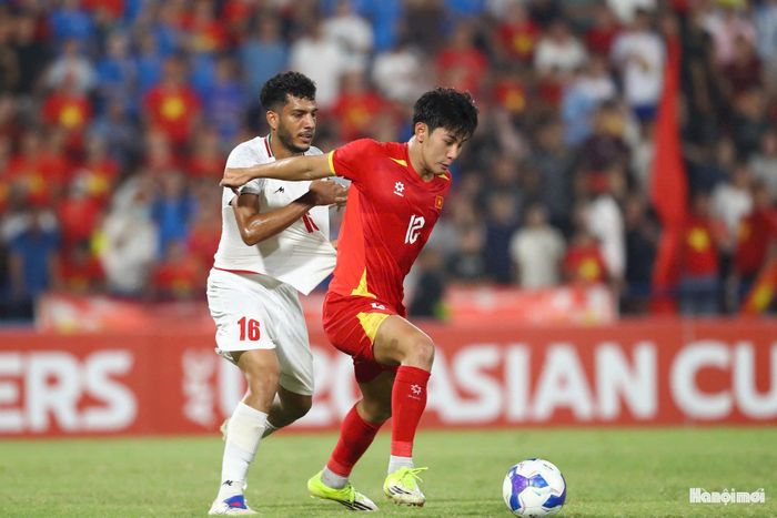 Trong khoảng thời gian còn lại, U20 Việt Nam nỗ lực đẩy cao đội hình nhằm tìm kiếm bàn gỡ. Các học trò của HLV Yutaka Ikeuchi có những pha phối hợp cuối cùng thiếu độ chính xác. Ảnh: Ngọc Tú