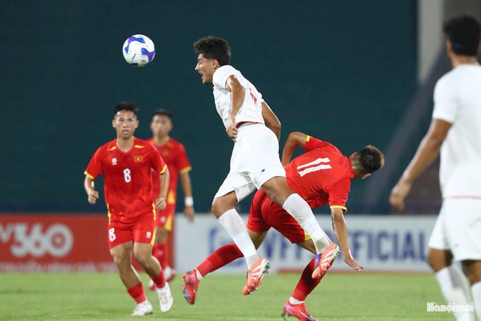 Sau khoảng thời gian đầu chơi giằng co, U20 Việt Nam bắt đầu tạo ra những cơ hội rõ rệt. Phút 35, Văn Bách có cơ hội thuận lợi trong vòng cấm nhưng cú dứt điểm lại đi chệch khung thành Iran. Ảnh: Ngọc Tú