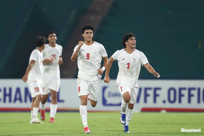 Đến phút thứ 63, bước ngoặt trận đấu xuất hiện. U20 Iran được hưởng phạt đền và Mahan Beheshti không bỏ lỡ cơ hội, thực hiện thành công để đưa đội khách vượt lên dẫn 2-1. Ảnh: Ngọc Tú