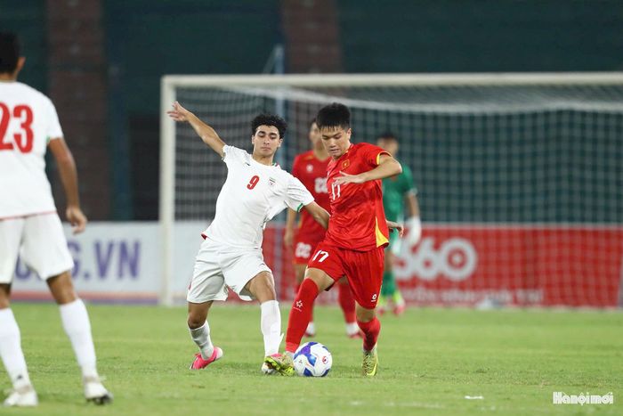 Tuy nhiên, lợi thế của U20 Việt Nam không kéo dài lâu sau giờ nghỉ. Phút thứ 50, Iran tổ chức tấn công nhanh và Arian Maali ghi bàn gỡ hòa 1-1. Ảnh: Ngọc Tú