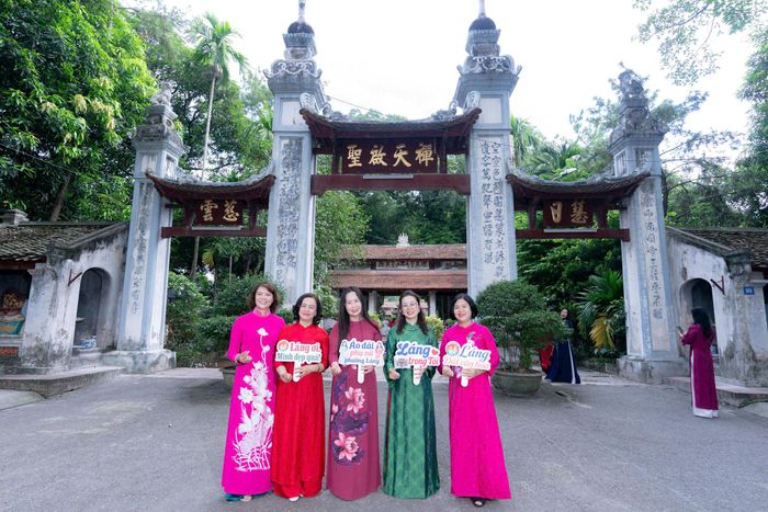 Lãnh đạo phường Láng cùng Hội phụ nữ tham gia hưởng ứng phong trào. Ảnh: H.L