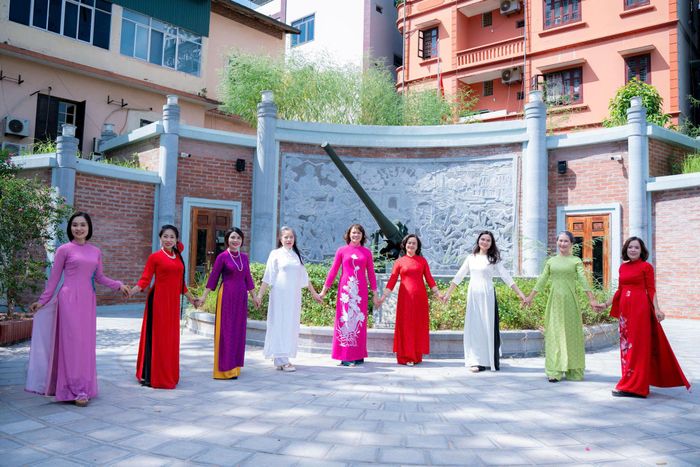 Check-in áo dài trong không gian di tích Pháo đài Láng. Ảnh: H.L