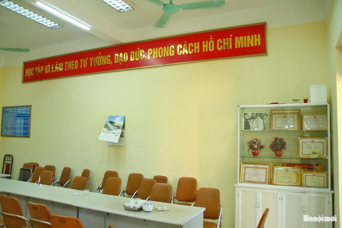 Bên trong Nhà sinh hoạt cộng đồng Nhật Tảo 1, công tác chuẩn bị đã sẵn sàng để đón tiếp nhân dân. Ảnh: Cao Kỳ
