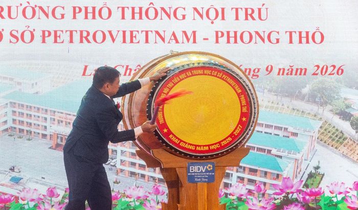 Hiệu trưởng Nhà trường Phùng Văn Ơn đánh trống khai giảng năm học mới 2026-2027. Ảnh: Petrovietnam