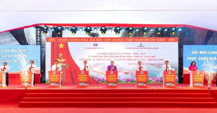 Các lãnh đạo và đại biểu thực hiện nghi thức cắt băng khánh thành Trường. Ảnh: Petrovietnam
